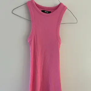 Nästintill oanvänd rosa klänning i tight modell. Strl XS