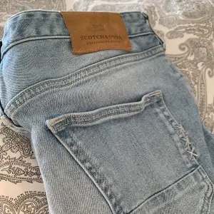 Hej! Tänkte försöka sälja ett par av många scotch & soda jeans från min garderob.  Har blivit ett favoritmärke på jeans då jag förstått vilket hantverk och kvalité som märket står för.  Felfria och redo för leverans. Fler bilder kan skickas om önskas