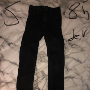 Jeans - Fins o hämta i Linköping även i Jönköping kan även posta betalning sker genom Swish eller kontant 🥰