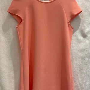 Fin rosa klänning från River Island - Klänning från River Island.  Rosa, liten fläck nedtill på framsidan (se bild).   Strl: XS