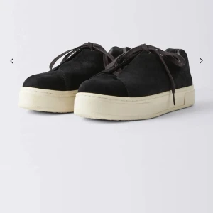 Eytys doja - Säljer dessa svarta eytys i nyskick som är knappt använda, de passar inte på mig och är för stora därav säljer jag dem och även priset, priset kan diskuteras ❤️