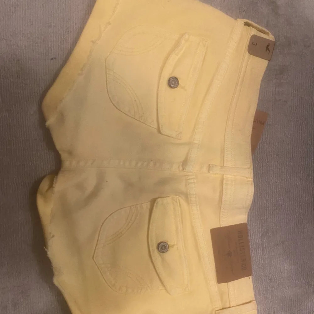 Jättesnygga gula lågmidjade shorts från hollister. Prislappen är kvar, aldrig använda. . Shorts.