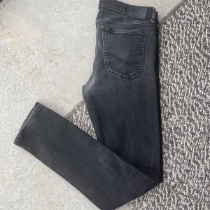 LEE Jeans Luke - Nyskick - Lee Jeans i Nyskick! Storlek 33/34. Snygga till Grisch stilen. Nypris 1099 SEK.