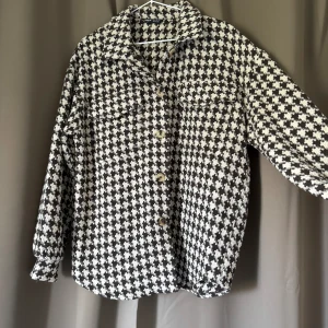 Hundtandsmönstrad overshirt jacka beige brun XS - Hundtandsmönstrad overshirt, vårjacka. Med ballongärm.  Storlek XS men stor så passar nog upp till M 