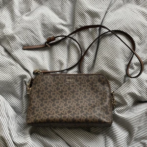 DKNY väska  - Jättefint skick utvändigt! Invändigt lite små fläckar. Justerbara band. Beställd från boozt🥰