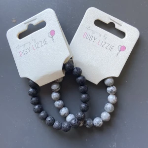 Två snygga armband  - Då jag inte vill använda för är it min stil dom är oanvända köpte på piraya skriv för mer frågor 