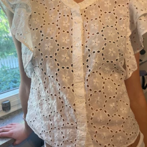 Vit blus - Så fin med knäppen och broderier🔥🥹