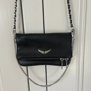 Zadig väska - Superfin Zadig Voltaire Väska i svart! Jättebra skick och har inte använts på länge!🖤