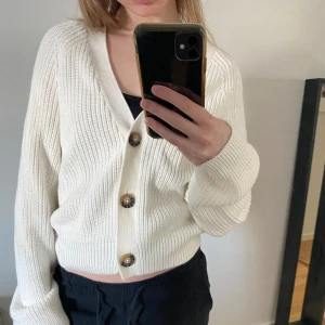 Kofta - Mysig kofta från Monki, helt oanvänd med lappen kvar! Storlek XXS men stor i storleken så passar XS/S också❤️