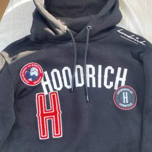 Säljer denna snygga hoodien från Hoodrich! tyvärr två små fläckar på fickan(se bild 3) Men annars inga defekter! Storlek S(herr) men sitter mer som en M/ möjligtvis L😊 Knappast använd. Bara att skriva för mer info/bilder💞💞