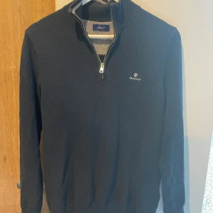 Gant half zip - Säljer nu min snygga Gant halfzip Tröjan är i storlek S Inköpt för 1299 på Johnells  Mitt pris 449 Inga defekter på plagget Hör av er vid frågor och funderingar🤗 Köparen står för frakten👍