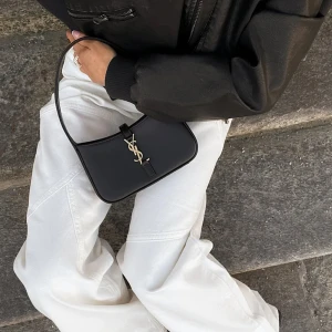 Nakd vita jeans SLUTSÅLD - Helt nya vita jeans från nakd, helt nya. 