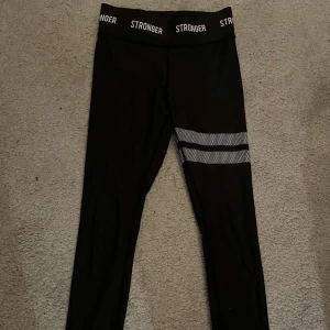 Träningstights  - Sköna träningstights från Stronger. Köpte för ca 700kr och säljer för 180kr. Försmå för mig och köparen står för frakt.