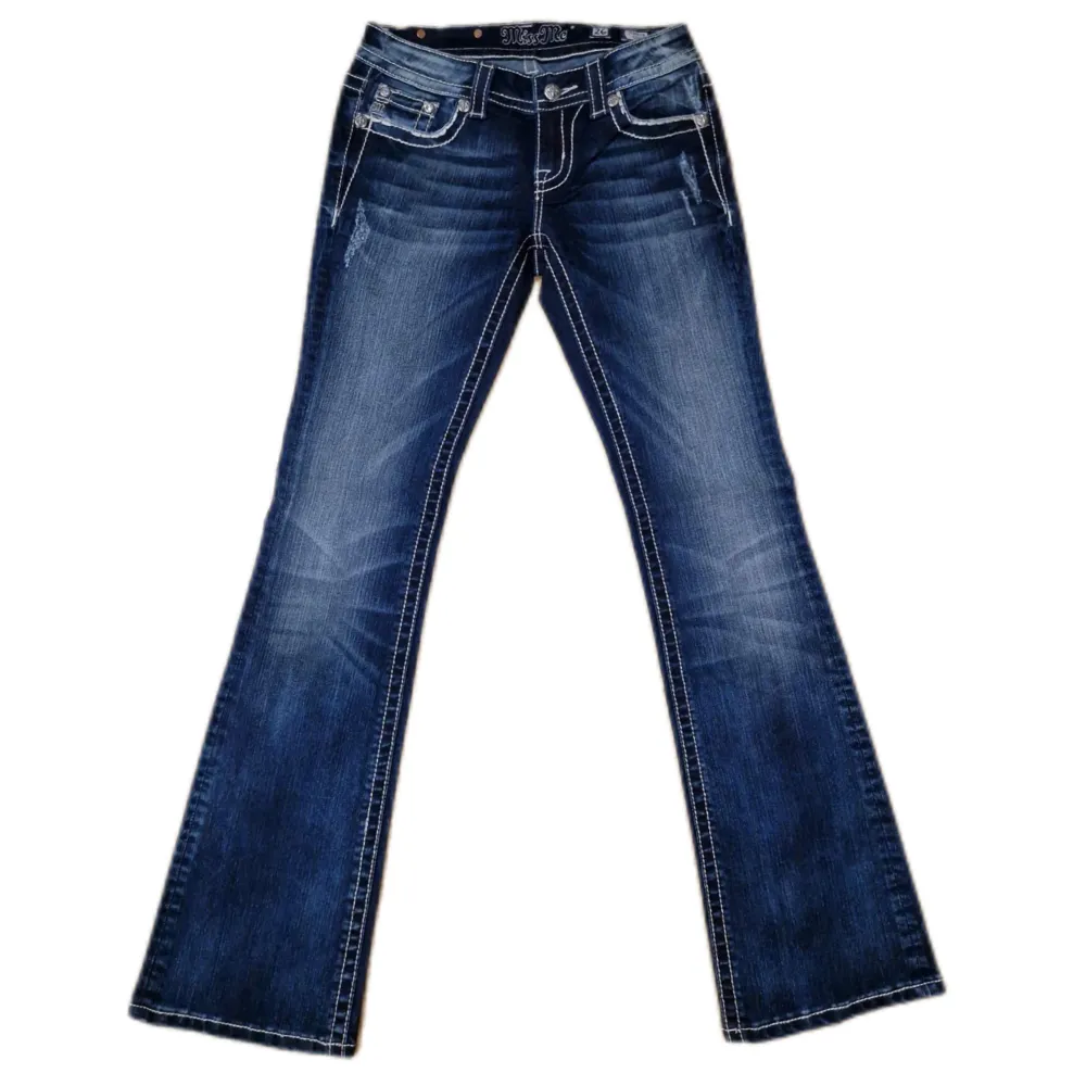Miss Me jeans i modellen ”JE8000B/boot” midjemåttet rakt över är 39cm. Ytterbenet 106cm och innerbenet 86cm. Jeansen är som nya. Kontakta vid intresse!. Jeans & Byxor.