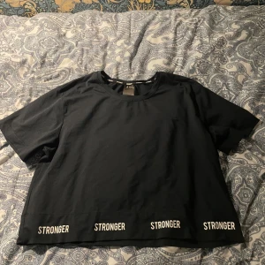 Stronger Tröja - Det är en kortare träningströja från stronger som är i bra skick 