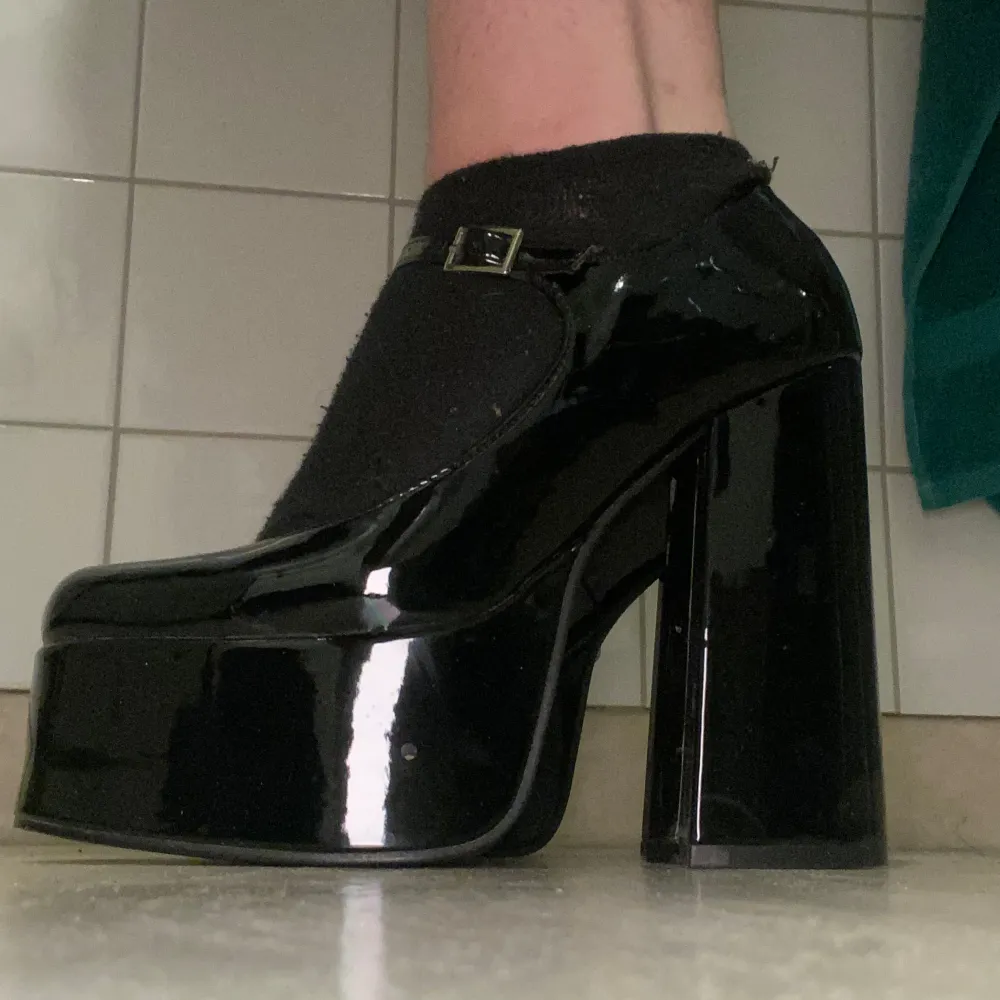 Mary Janes liknande skor från Koi Footwear, storlek 36-37(size 4), säljer dem då de är för små för mig, har använt dem någon gång men är i väldigt bra skick!. Skor.