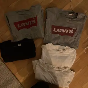 Olika Levis t-shirts i olika färger med och utan tryck! Endast den grå åt vänster är använd enstaka gånger, resten än aldrig använda! Den grå åt höger är i storlek L resten är i storlek M! 60kr styck eller alla för 250!