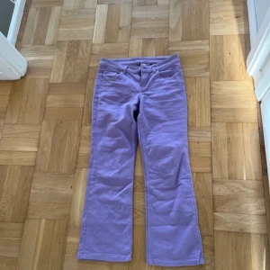 Low waist jeans ljuslila  - superbra skick som nya  lite korta för mig som är 169cm  strl M 