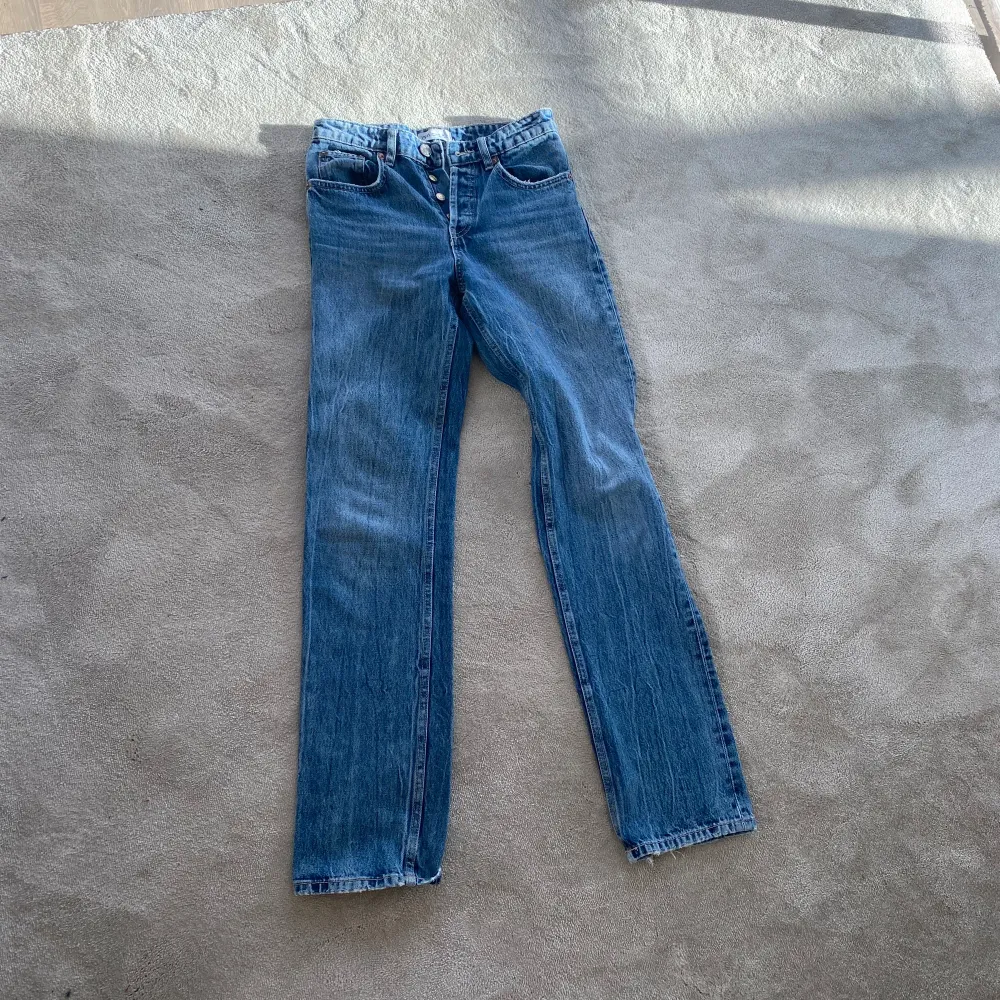 Mörkblåa jeans från zara, bara använda några gånger ☺️💘nypris e 400 så därför säljer jag för 300 men kan diskutera priset ☺️💘. Jeans & Byxor.
