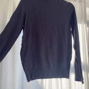Stickad tröja som går upp i nacken eller halsen, från zara i en jätte fin gråblå färg ☺️köpt för 300