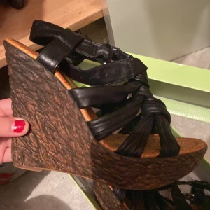 Klackar  - Säljer dessa såååå fina klackarna, perfekt fin brun färg. Storlek 36 😍dom är använda några gånger men i bra skick.