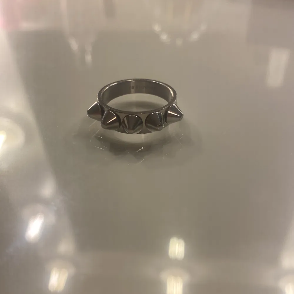 Säljer denna fina, silvriga ringen ifrån Edblad, storleken är 16,80. . Accessoarer.
