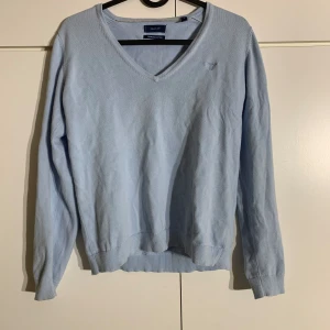 Ljusblå tröja  - En ljusblå v-ringad tröja från Gant. Storlek s men passar även xs. Mycket bra skick. Pris kan diskuteras!