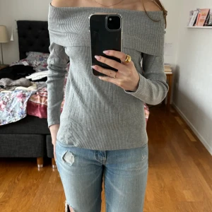 Grå off shoulder - Grå ribbad off shoulder tröja från hm. Säljer då den är lite för stor för mig. Storlek M på lappen.