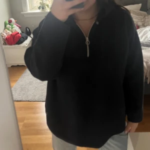 Fleece med dragkedja  - Detta är typ en fleece tröja med luva och dragkedja, supermysig!! ✨