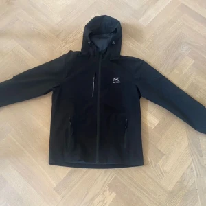 Arcteryx jacka - Hög kvalitets vind/ regn jacka bara testad pga fel storlek för mig. 10/10 skick skriv för fler frågor!