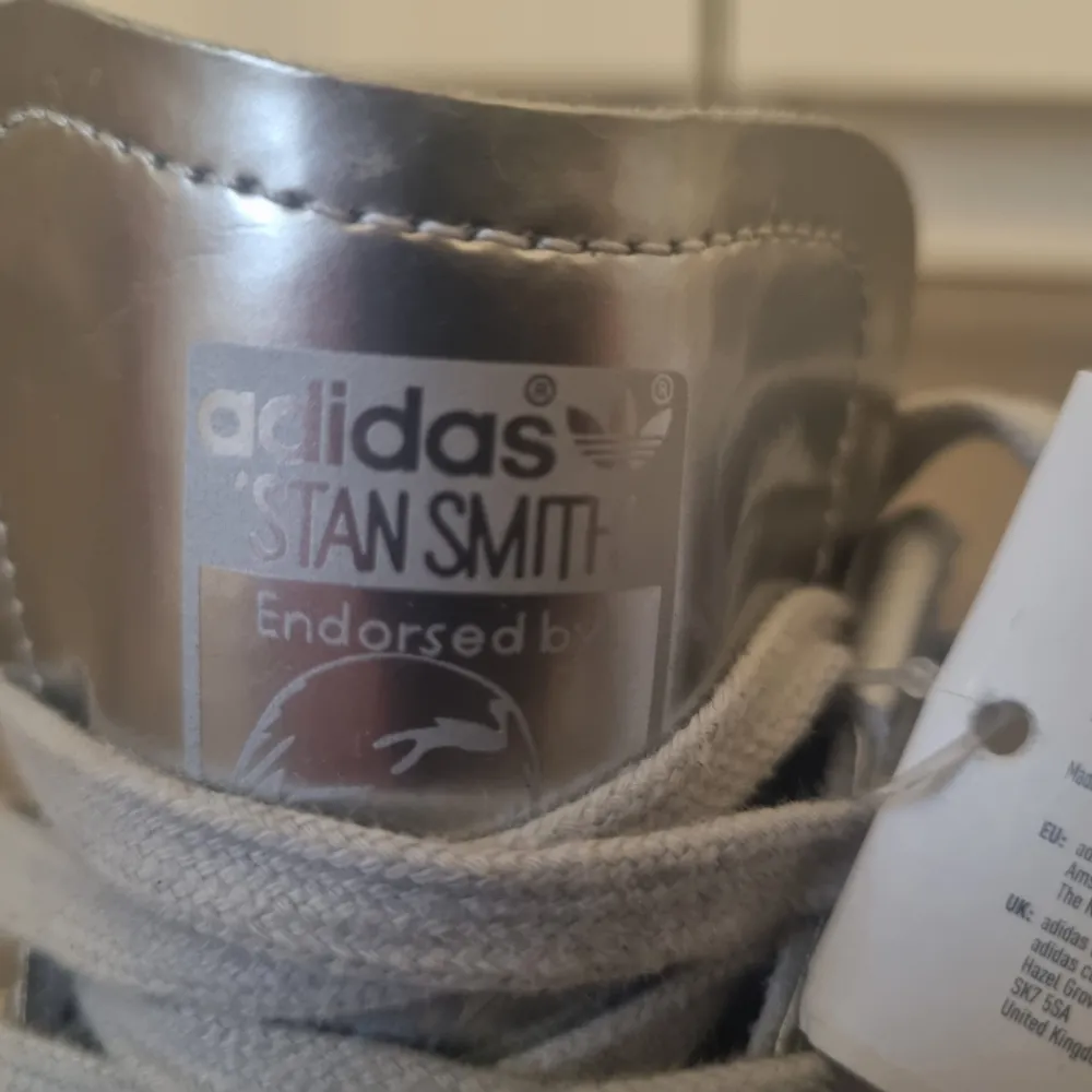 Mycket svårt att få tag på dessa metallic silver från Adidas Stan Smith. Jag köpte dom väldigt dyrt men har av den anledningen, dumt nog inte velat använda dom.  Storleken är 39 , 1/3  Perfekt i storleken.  Aldrig använda. . Skor.