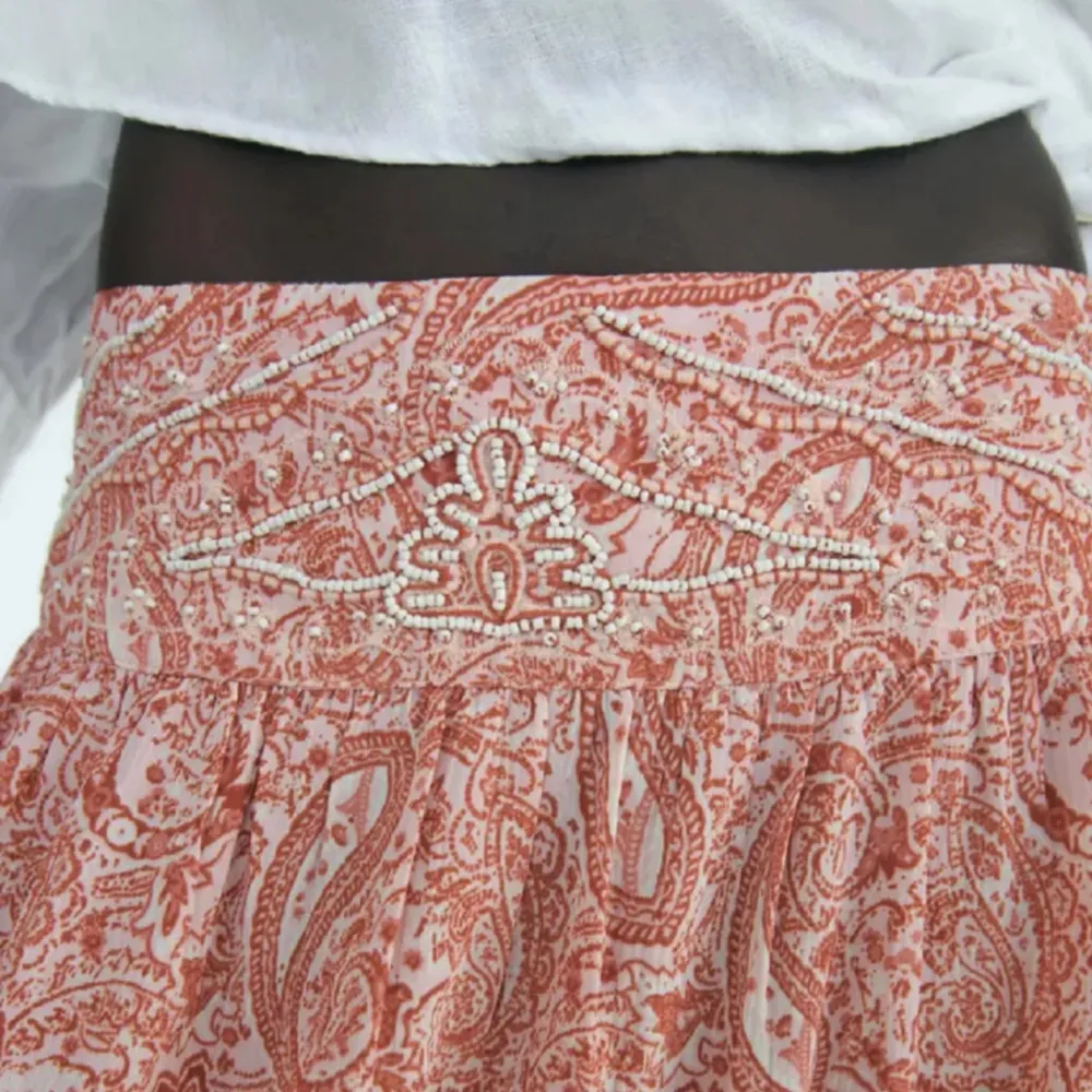 Obs! Lånad bild Säljer denna zara kjol då den var för lång för mig. Köpt på plick men oanvänd och med prislappen kvar 💋🪩super härlig långkok till sommaren. Kjolar.