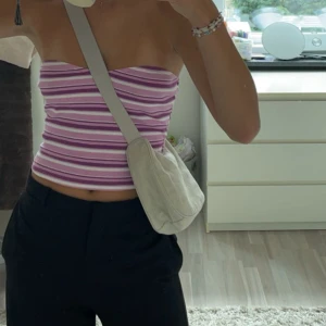 Väska - Superfin beige väska från weekday i linnetyg. Justerbara axelremmar. 