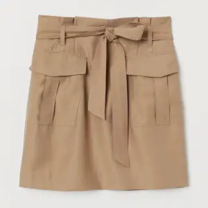 En beige kjol men paperbag design från H&M. Kjolen är helt oanvänd men saknar prislapp. 💗🤩
