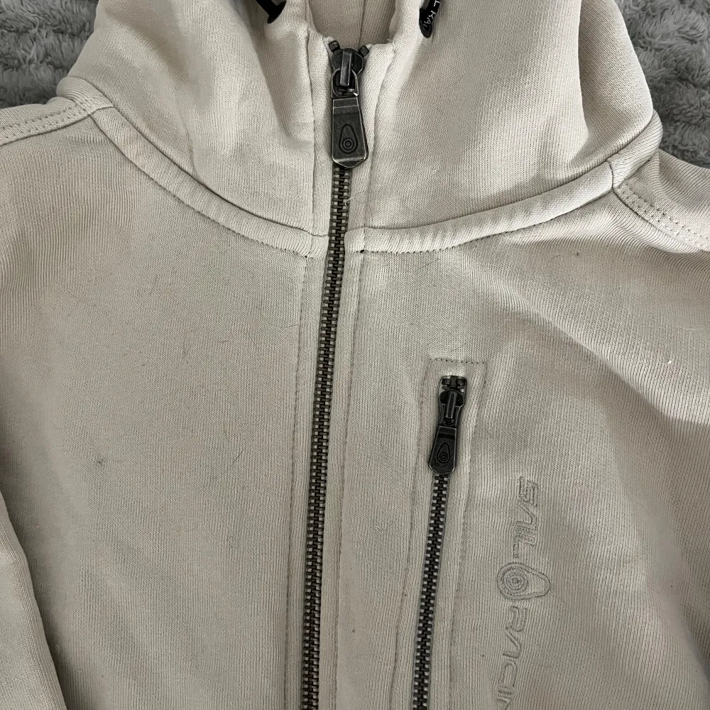 Nästan helt oanvänd beige Sail Racing hoodie, använd ca 1-2 gånger. Nypris 1000kr🫶🏽. Hoodies.