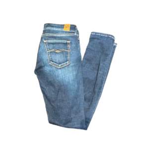 Feta Replay jeans för endast 299kr i storlek 28/32. Jeansen är i väldigt bra skick 