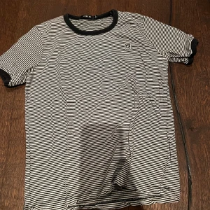 T-shirt  - Randig t-shirt med liten patch 