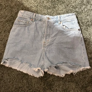 Jeans shorts  - Ljust blåa shorts köpta från H&M. Aldrig andvända, köp kvar.