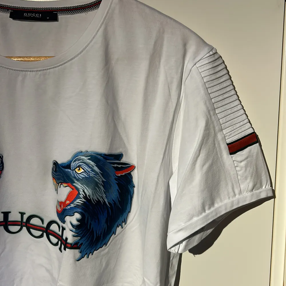 Gucci T-shirt storlek M. Inga hål eller skavanker.. T-shirts.