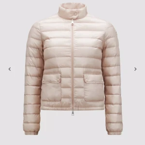 Moncler jacka lans  - Lättviktsdunjacka från moncler i ett mycket fint skick är i storlek 164 cm/ xxs ❤️ Har inga defekter❤️