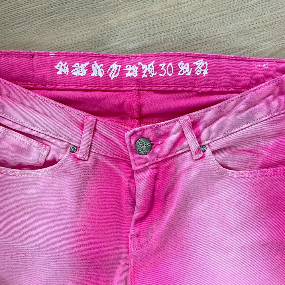 Snygga rosa jeans med låg midja från bikbok  Gott skick . Jeans & Byxor.
