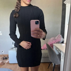 Ginatricot klänning strl M - Verkligen en super fin klänning som passar perfekt till lite finare tillfällen, den är långärmad och har även en liten slits på sidorna som man kan se på bilden. Passar mig perfekt som oftast är en S/M. Säljer då den ej används! 