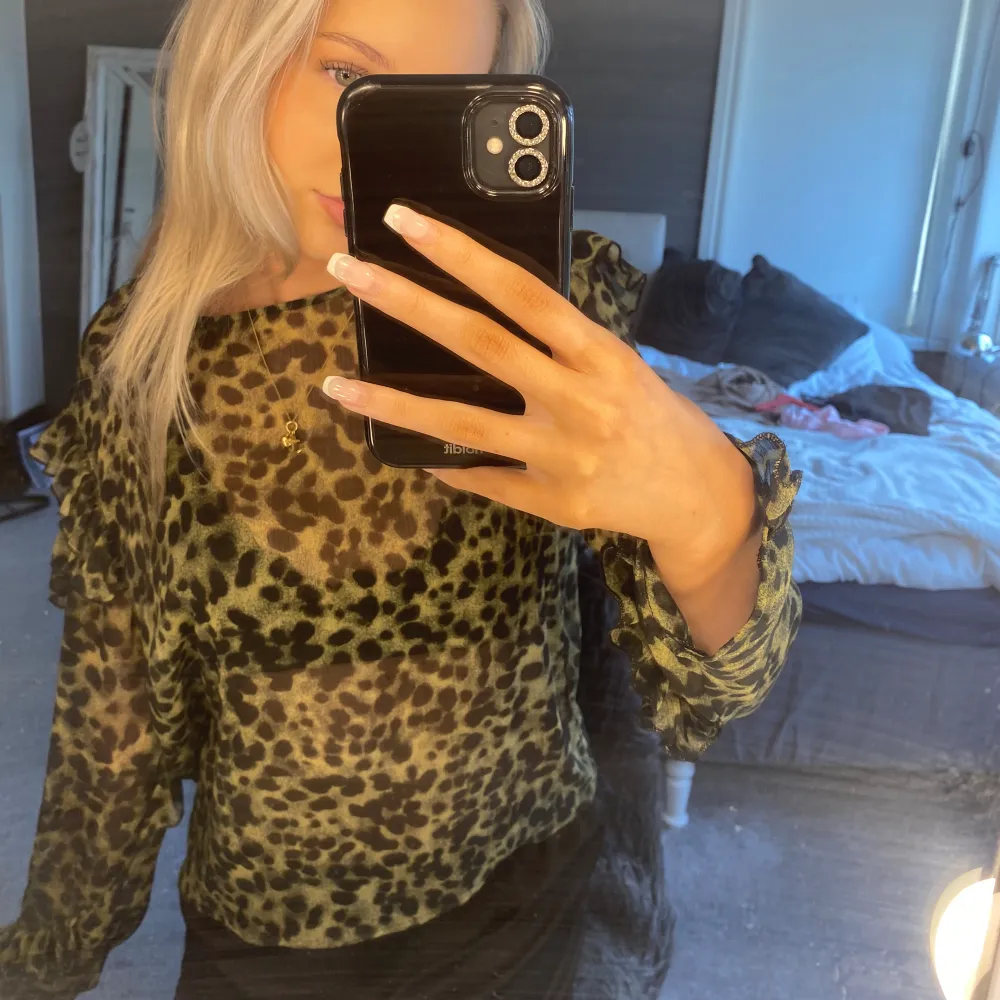 Sötaste leopard blusen i ett snyggt genomskinligt material med volanger! Säljer pga att den inte kommer till användning. Hör gärna av dig vid frågor! 💕. Blusar.