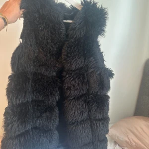 Päls väst - Fin svart pälsväst i gott skick (storleken är S men passar även XS & M)