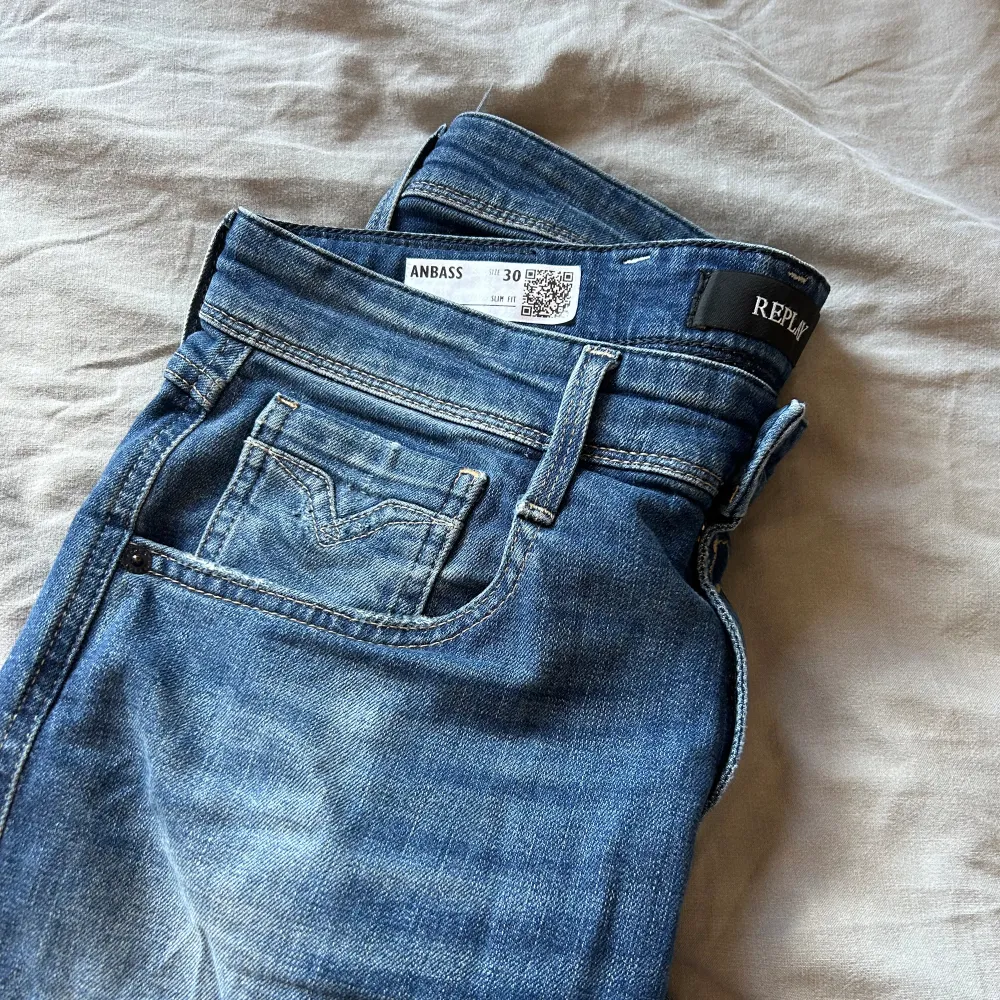 Skick 10/10 knappast andvända. Riktigt feta jeans för sommaren köpta för 1900 säljer för 600. Jeans & Byxor.