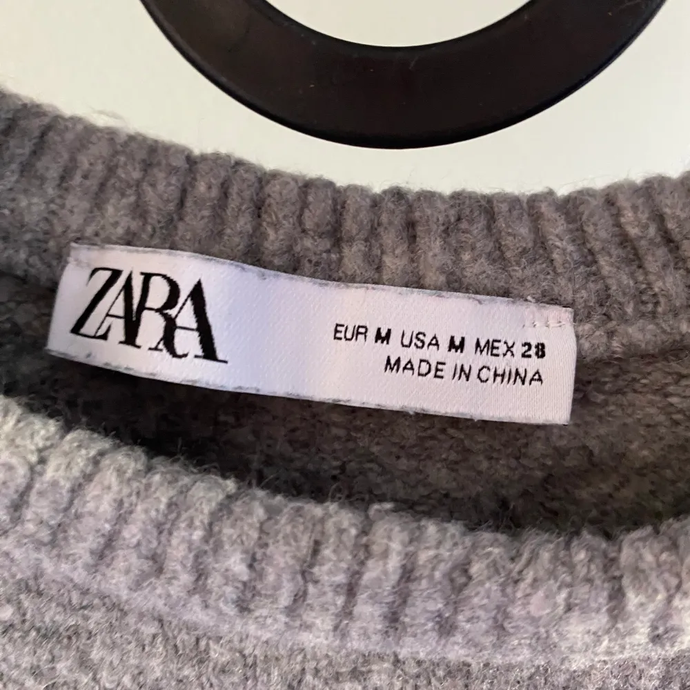Stickad tröja med kort ärm från Zara Stolek M men ganska liten i storleken skulle säga att den är mer som en Xs/S Fint skick endast använd några gånger🥰. Tröjor & Koftor.