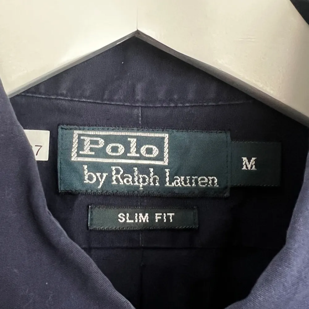 Säljer en Ralph lauren skjorta i size M. Skjortor.