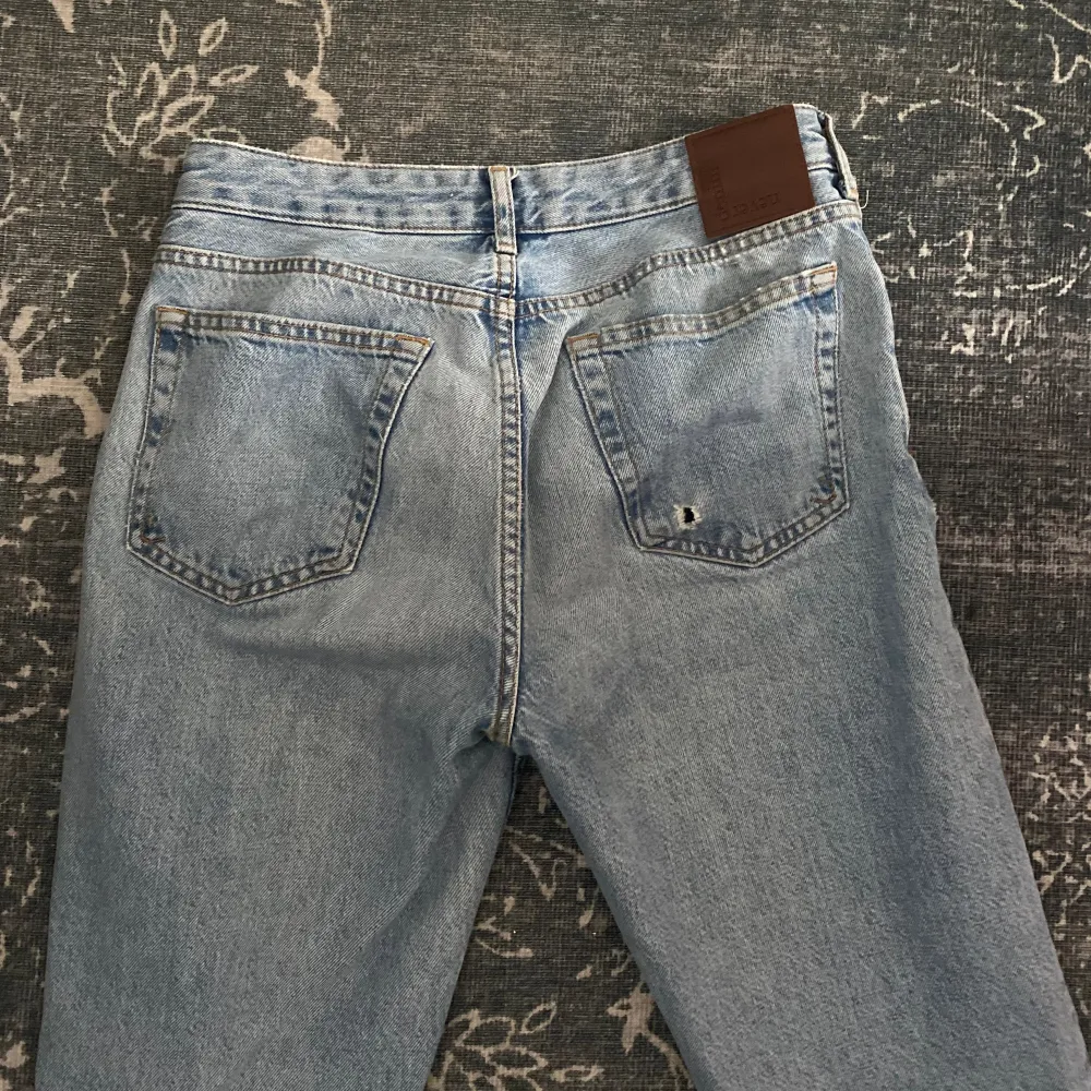 Lowrise jeans som är raka i benen, sitter jättefint men måste tyvärr sälja då de börjar blir försmå. Skriv för mått och köp gärna bundels💕 Pris är oftast förhandlingsbart vid snabb affär. Jeans & Byxor.