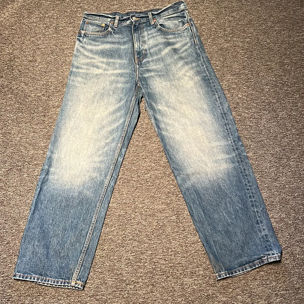 Loose Straight Jeans från Weekday. Väldigt bra skick, 9/10, använts fåtal gånger. Storlek: W31 L32  Hör av er vid frågor👍. Jeans & Byxor.