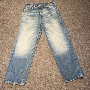 Loose Straight Jeans från Weekday. Väldigt bra skick, 9/10, använts fåtal gånger. Storlek: W31 L32  Hör av er vid frågor👍